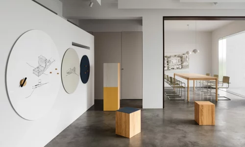 CHAT-BOARD-Orbit-Pure-White-Stone-Ink-interior-2023-scaled