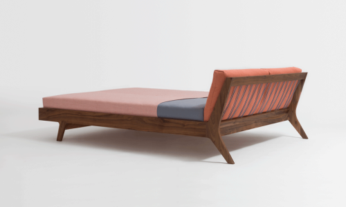 zeitraummoebel-bettmitpolsterkissen-grandmellow-massivholz-01-855x538