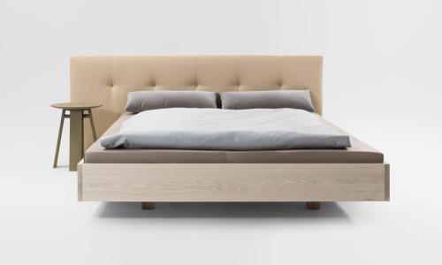 zeitraummoebel-bettmitpolsterkopfteil-simplebutton-massivholz-01-855x538